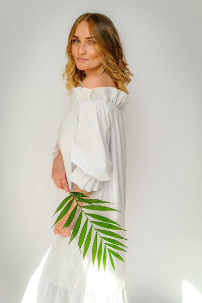 Biała luźna sukienka maxi z gumką przy dekolcie