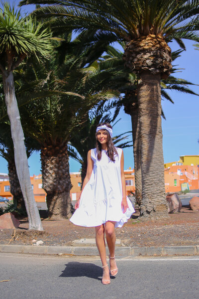 Biała luźna sukienka z falbanką