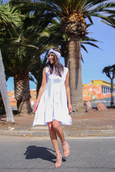 Biała luźna sukienka z falbanką