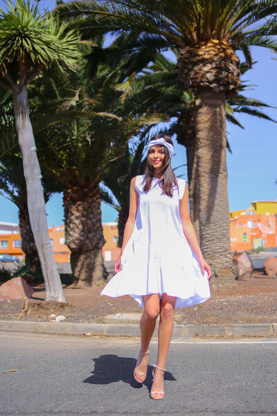 Biała luźna sukienka z falbanką