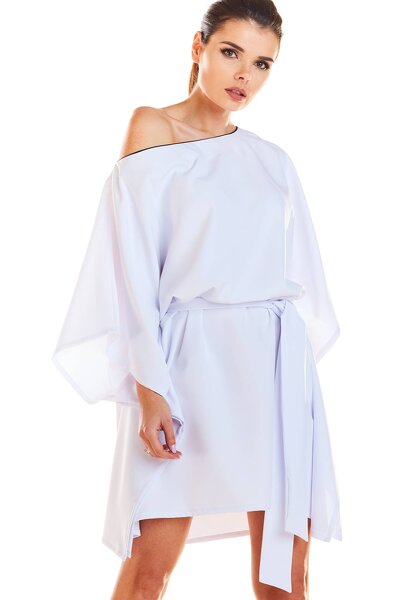 Biała sukienka mini o fasonie asymetrycznym i oversize