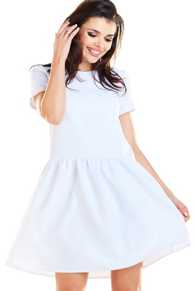 Biała sukienka odcinana w pasie o długości mini