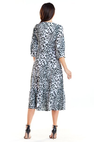 Biało-czarna sukienka o luźnym fasonie i długości 7/8