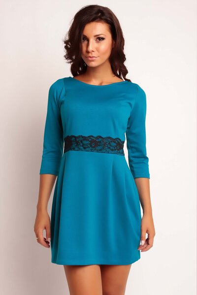 Błękitna sukienka mini odcinana w talii koronką