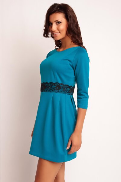 Błękitna sukienka mini odcinana w talii koronką