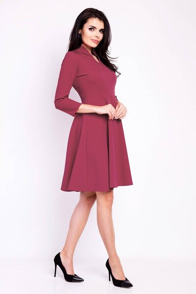 Bordowa rozkloszowana sukienka z ozdobnym dekoltem