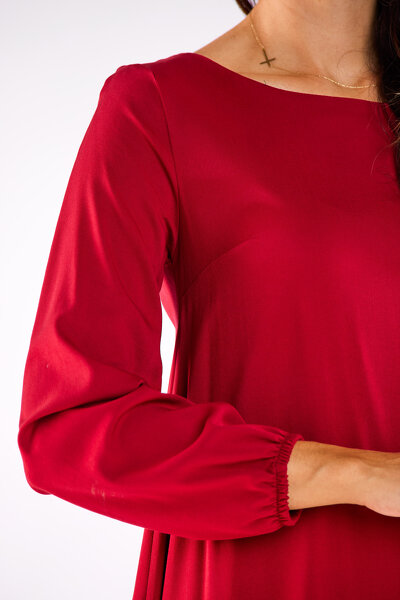 Bordowa sukienka midi z przedłużonym tyłem