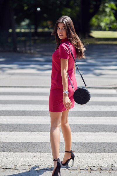 Bordowa sukienka mini z chokerem