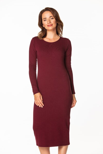 Bordowa sukienka o dopasowanym fasonie do połowy łydki
