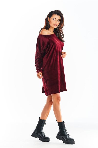 Bordowa sukienka o luźnym fasonie wykonana z weluru