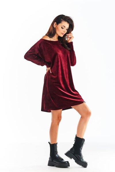Bordowa sukienka o luźnym fasonie wykonana z weluru