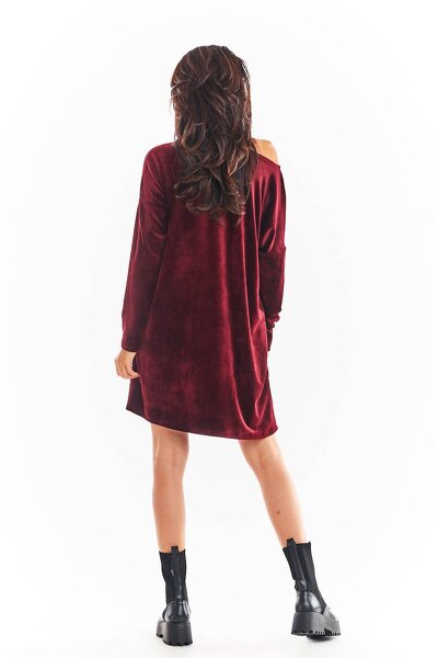 Bordowa sukienka o luźnym fasonie wykonana z weluru