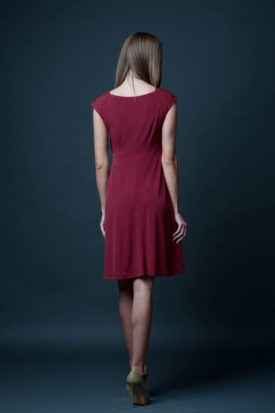 Bordowa sukienka z klamrą w pasie