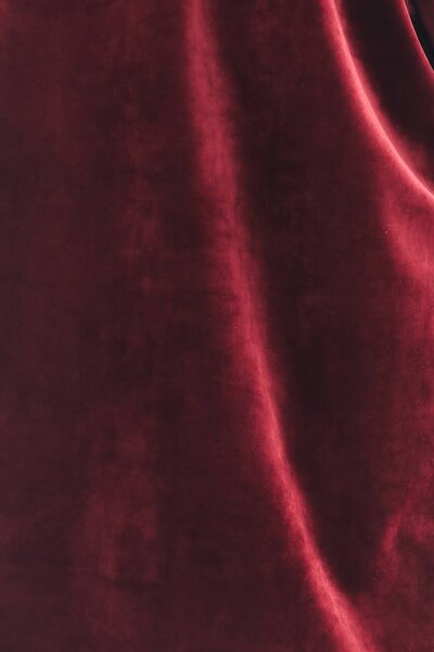 Bordowa welurowa sukienka z dekoltem w serek