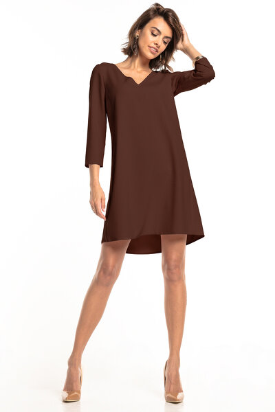 Brązowa luźna sukienka z kontrafałdą na plechach i dekoltem serek