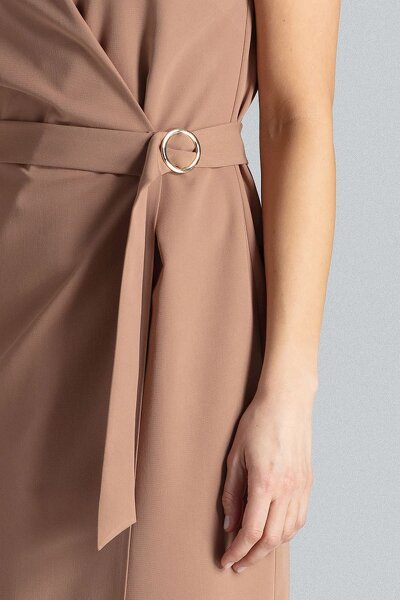 Brązowa sukienka z kopertowy dekoltem