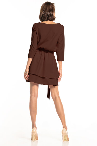 Brązowa sukienka ściągnięta w pasie z podwójną spódnicą