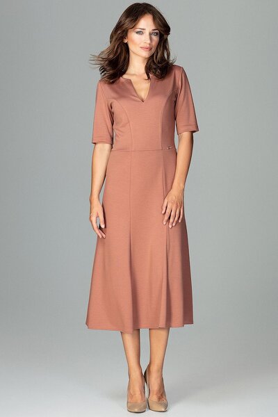 Wizytowa sukienka z dekoltem w brązowym kolorze