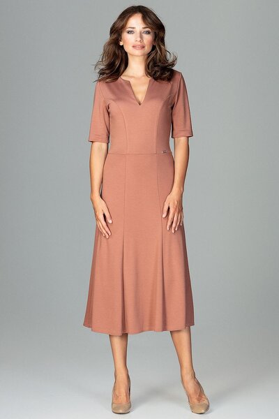 Wizytowa sukienka z dekoltem w brązowym kolorze