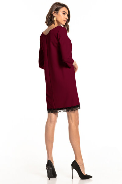 Burgundowa sukienka o prostym kroju ozdobiona koronką