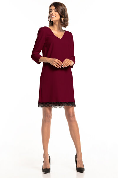 Burgundowa sukienka o prostym kroju ozdobiona koronką