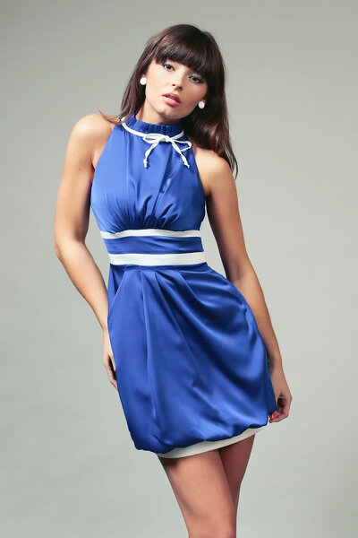 Sukienka mini z zabudowanym dekoltem w kolorze chabrowym