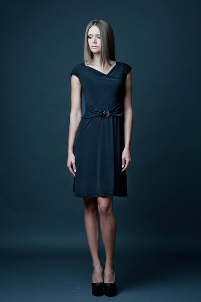 Ciemno niebieska sukienka z klamrą w pasie