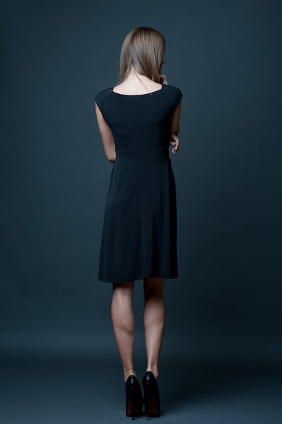 Ciemno niebieska sukienka z klamrą w pasie