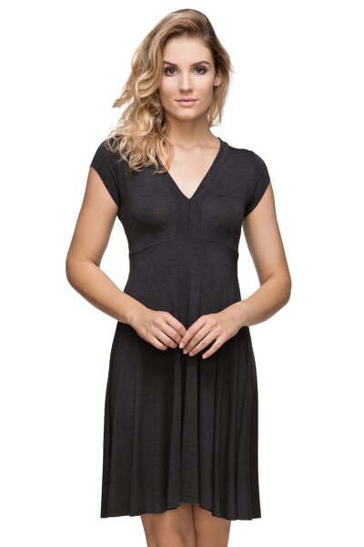 Czarna sukienka z głębokim dekoltem