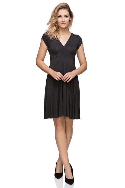 Czarna sukienka z głębokim dekoltem