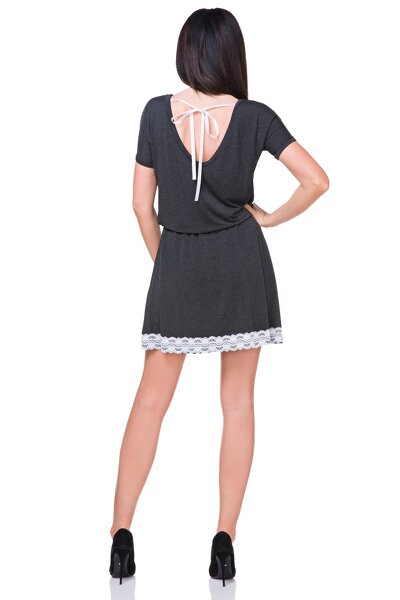 Czarna zwiewna sukienka z ozdobną koronką