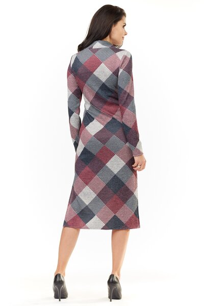 Ciepła ołówkowa sukienka w kratkę o długości 7/8