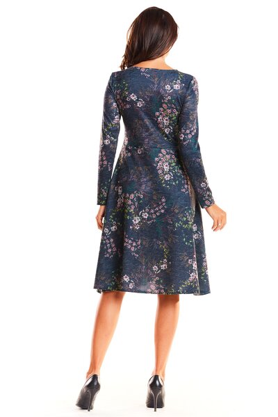 Ciepła rozkloszowana sukienka midi w granatowym kolorze