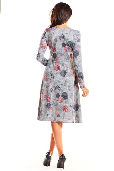 Ciepła rozkloszowana sukienka midi w szarym kolorze