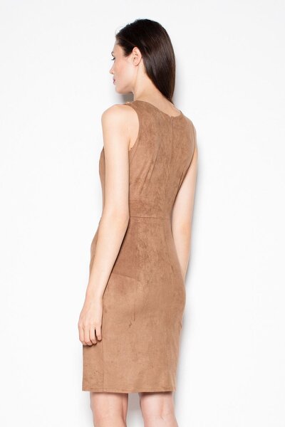 Brązowa sukienka z rozcięciem i ozdobnym dekoltem