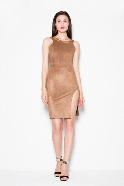 Brązowa sukienka z rozcięciem i ozdobnym dekoltem