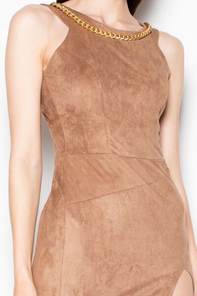 Brązowa sukienka z rozcięciem i ozdobnym dekoltem