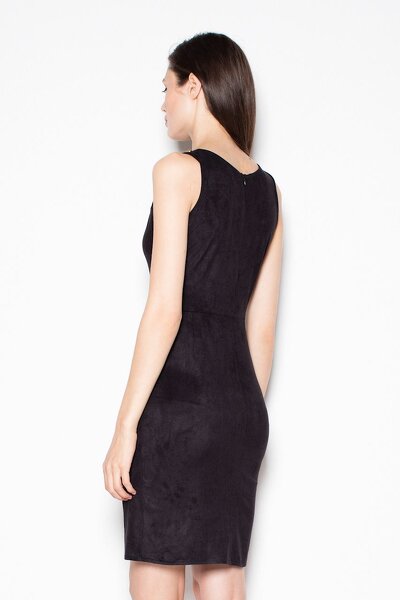 Czarna sukienka z rozcięciem i ozdobnym dekoltem