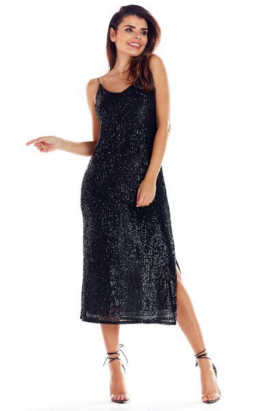 Czarna długa sukienka na ramiączkach ozdobiona cekinami