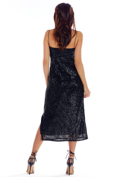Czarna długa sukienka na ramiączkach ozdobiona cekinami
