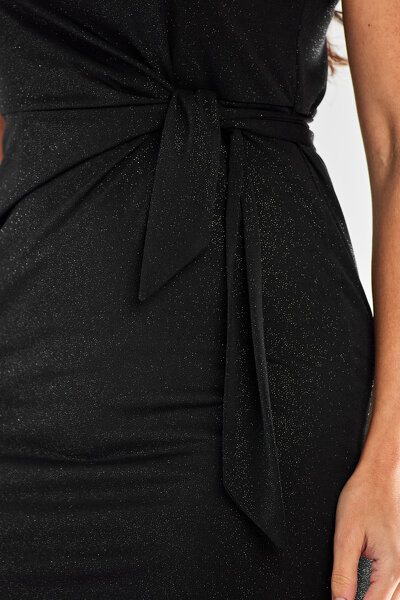 Czarna dopasowana sukienka wiązana w pasie  szarfą