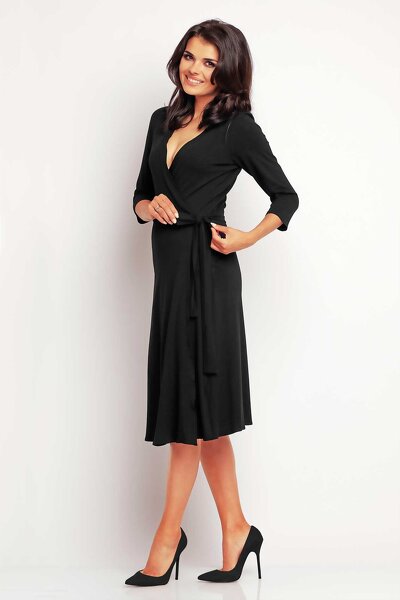 Czarna kopertowa sukienka wiązana w pasie