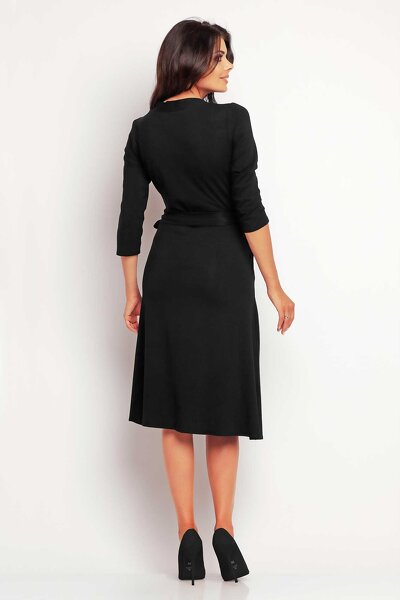 Czarna kopertowa sukienka wiązana w pasie