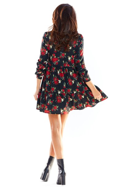 Czarna koszulowa sukienka ozdobiona czerwonymi kwiatami