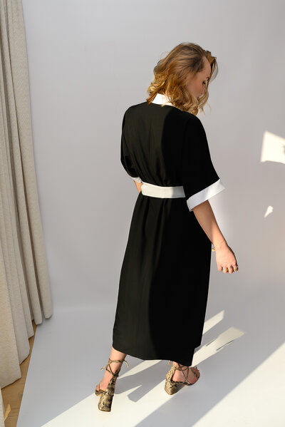 Czarna letnia sukienka o zakładanym fasonie i wiązaniem w pasie