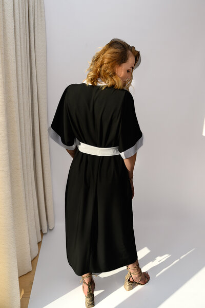Czarna letnia sukienka o zakładanym fasonie i wiązaniem w pasie