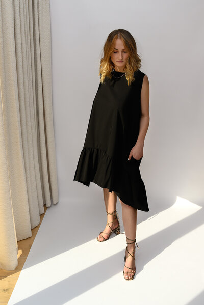 Czarna letnia sukienka z falbanką o długości midi