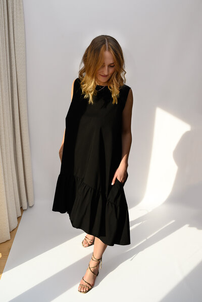 Czarna letnia sukienka z falbanką o długości midi