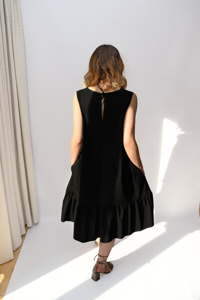 Czarna letnia sukienka z falbanką o długości midi