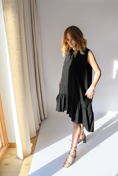 Czarna letnia sukienka z falbanką o długości midi